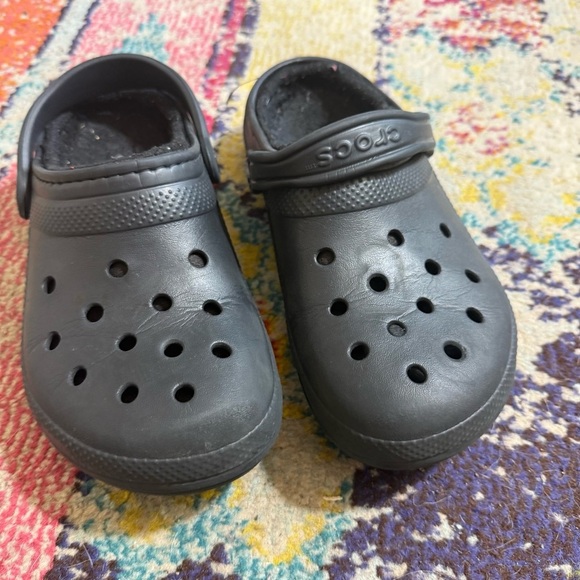 Crocs black lined Clogs size 7 - Picture 2 of 5